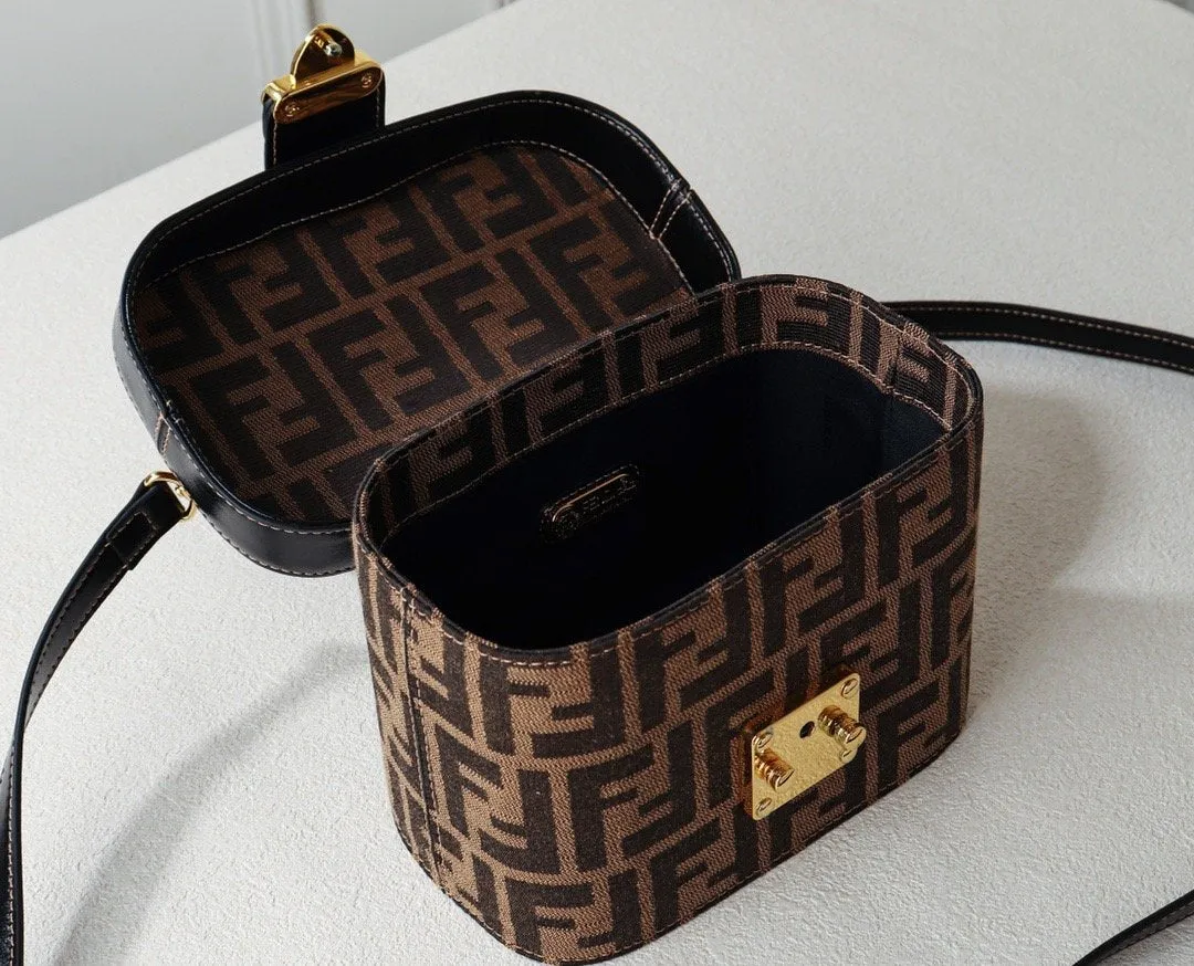 EN   Designer bags by Fendi 073