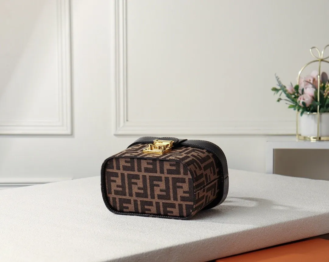EN   Designer bags by Fendi 073