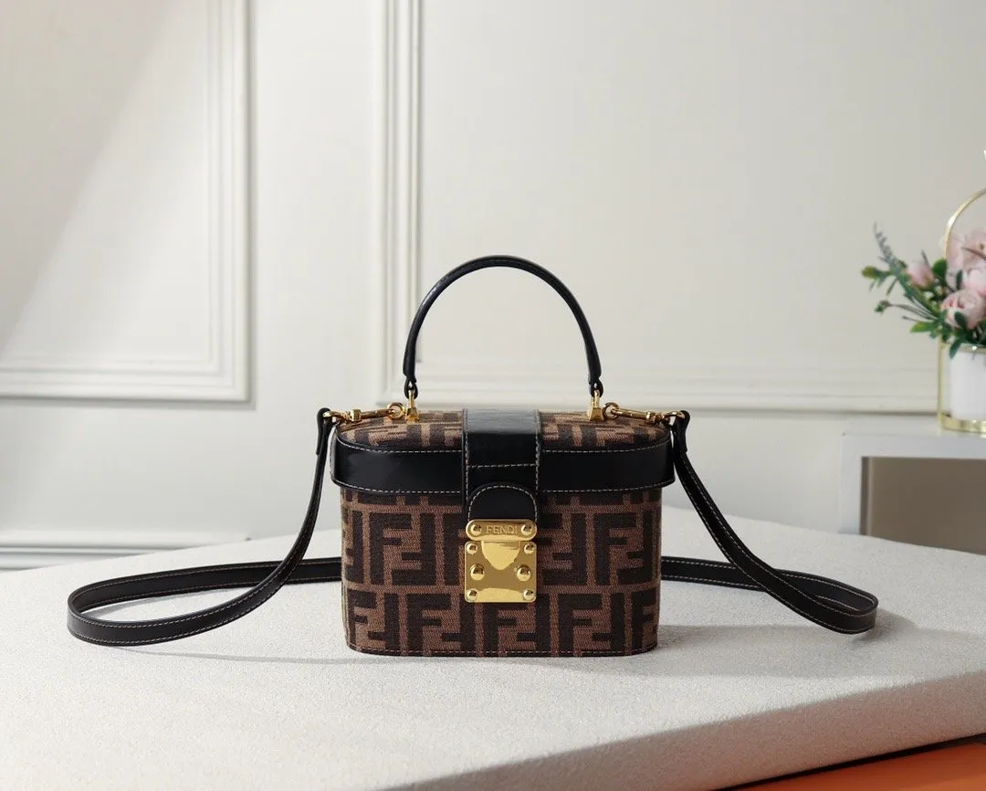 EN   Designer bags by Fendi 073