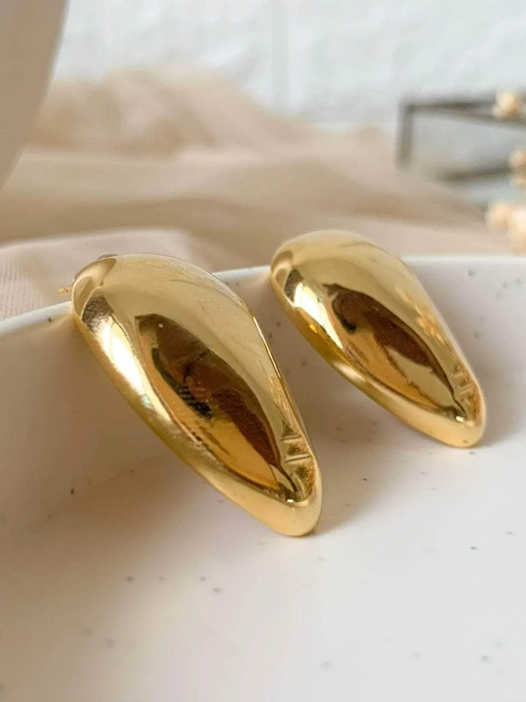 Ishita Raj In Striking Tear Drop Earrings Gold