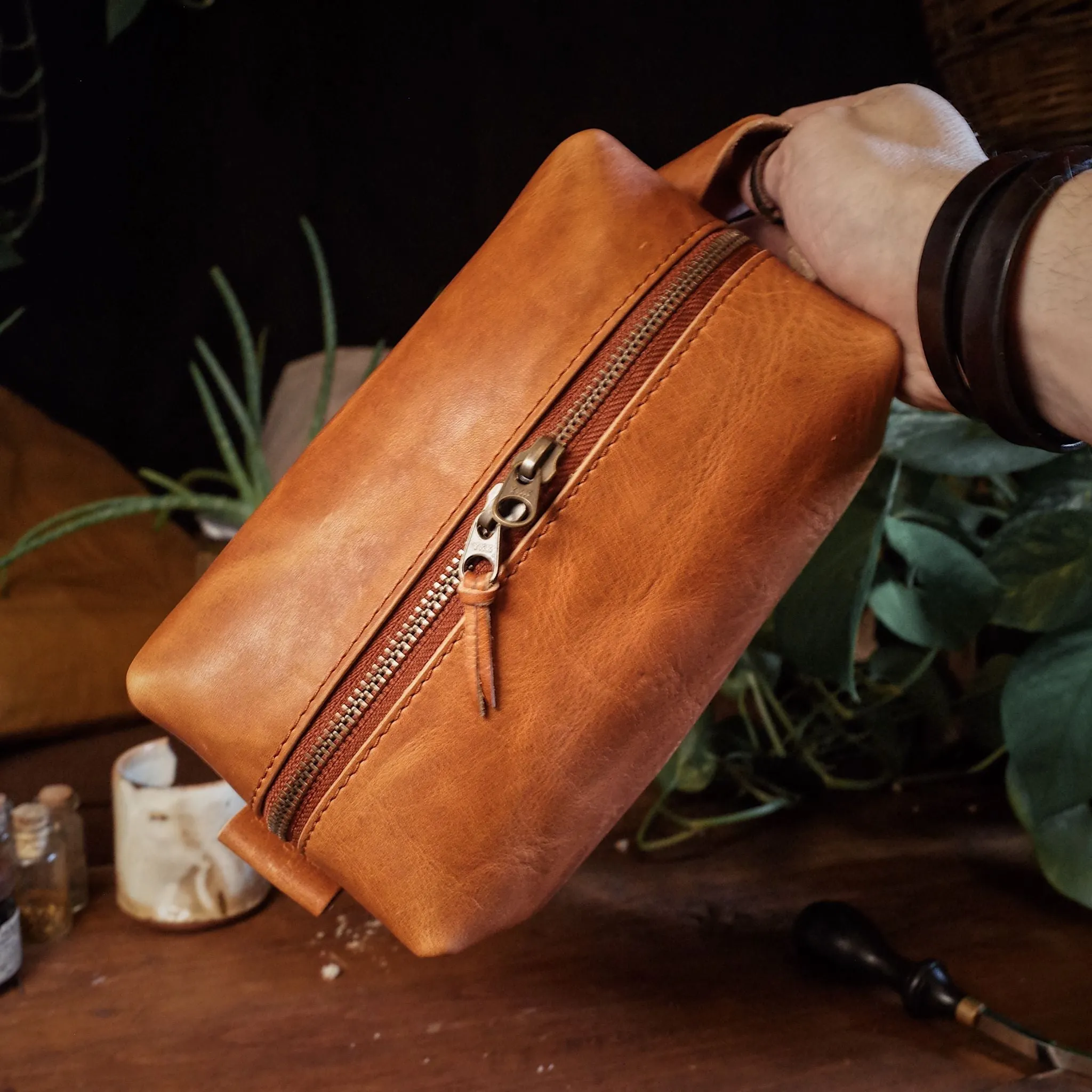 Leather Toiletry Bag – English Tan Edition
