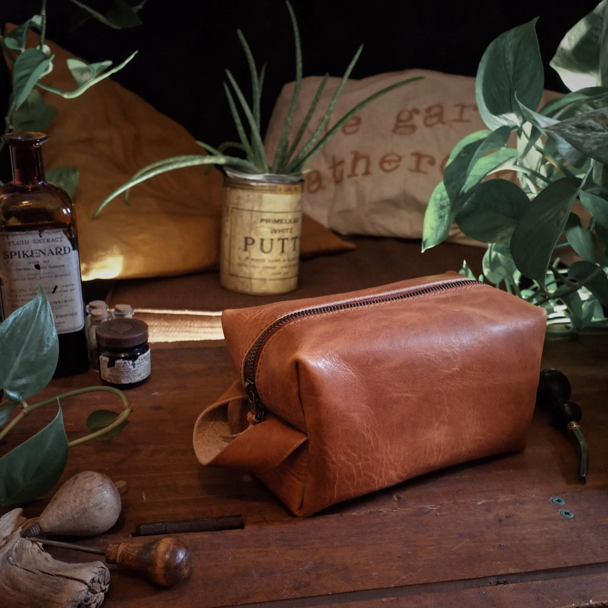 Leather Toiletry Bag – English Tan Edition
